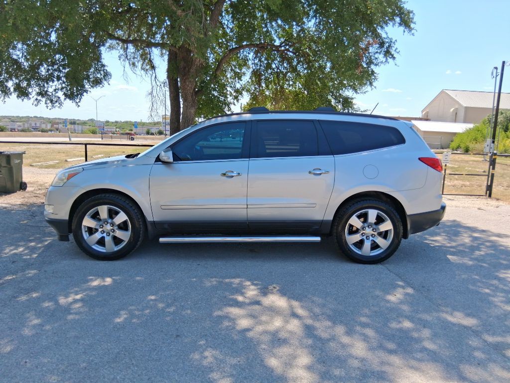 2011 Chevrolet Traverse Image 2