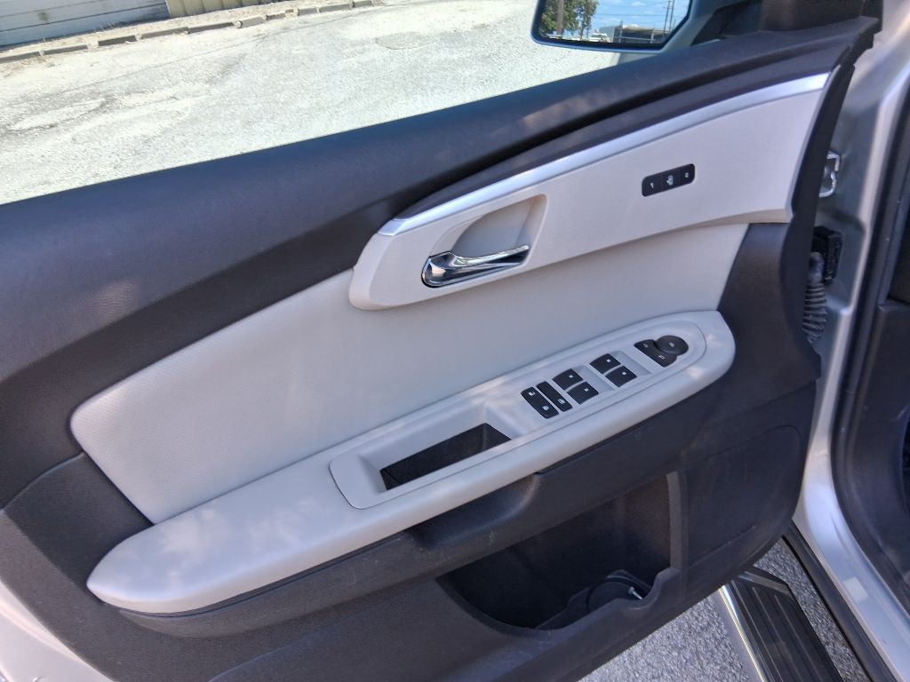 2011 Chevrolet Traverse Image 11