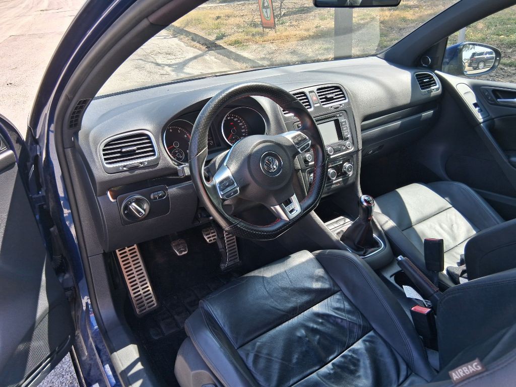 2011 Volkswagen GTI Image 12