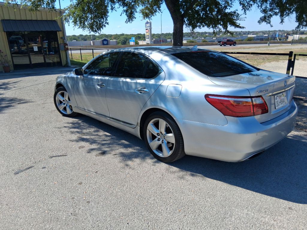 2010 Lexus LS Image 2