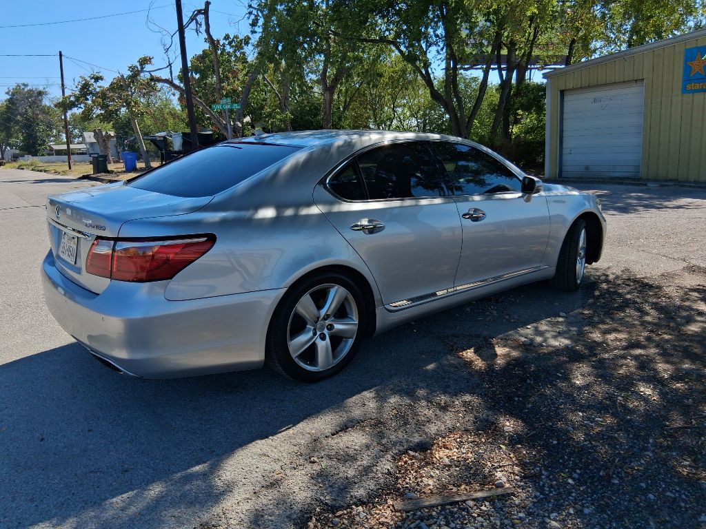 2010 Lexus LS Image 3