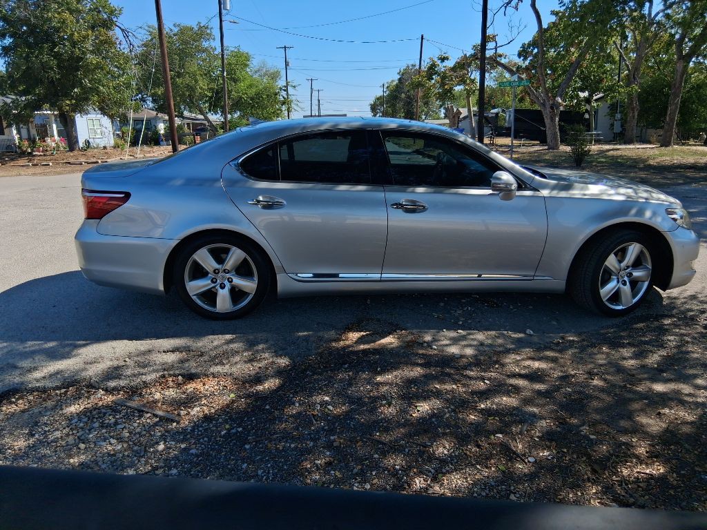 2010 Lexus LS Image 6