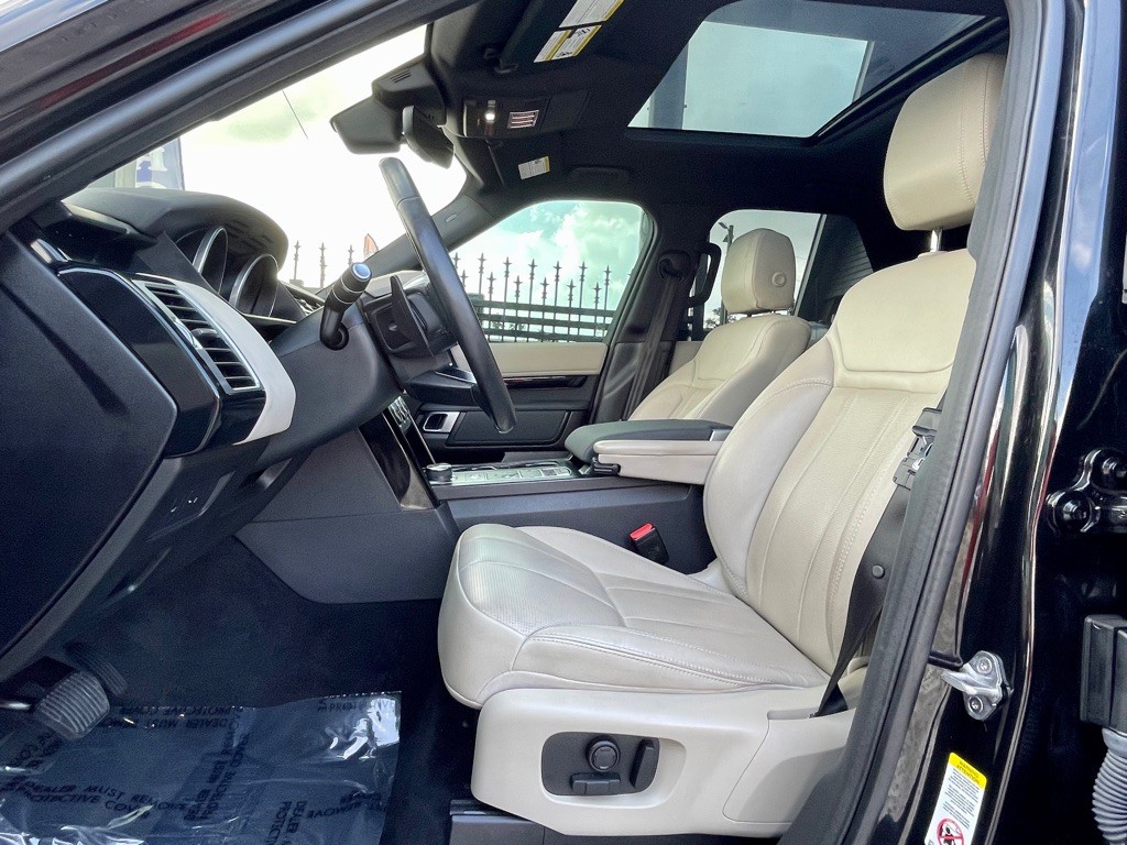 2017 Land Rover Discovery Image 12