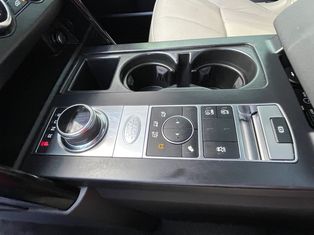 2017 Land Rover Discovery Image 16