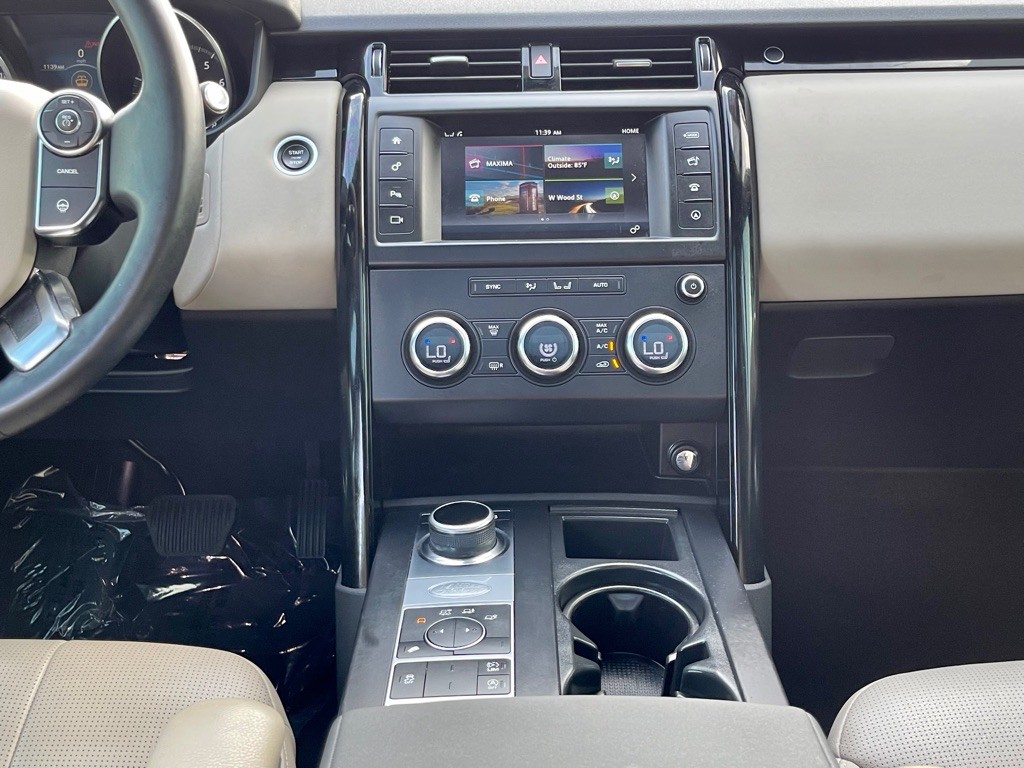 2017 Land Rover Discovery Image 18
