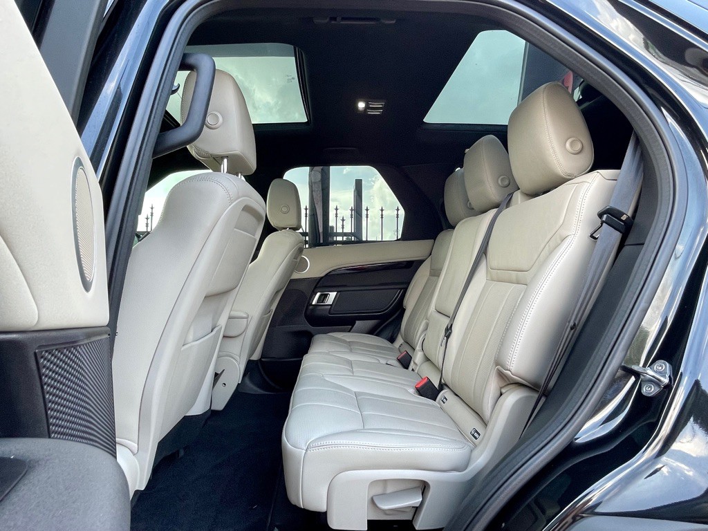 2017 Land Rover Discovery Image 19