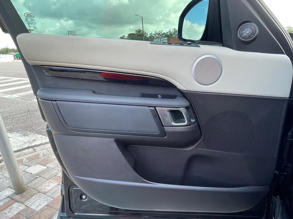 2017 Land Rover Discovery Image 28