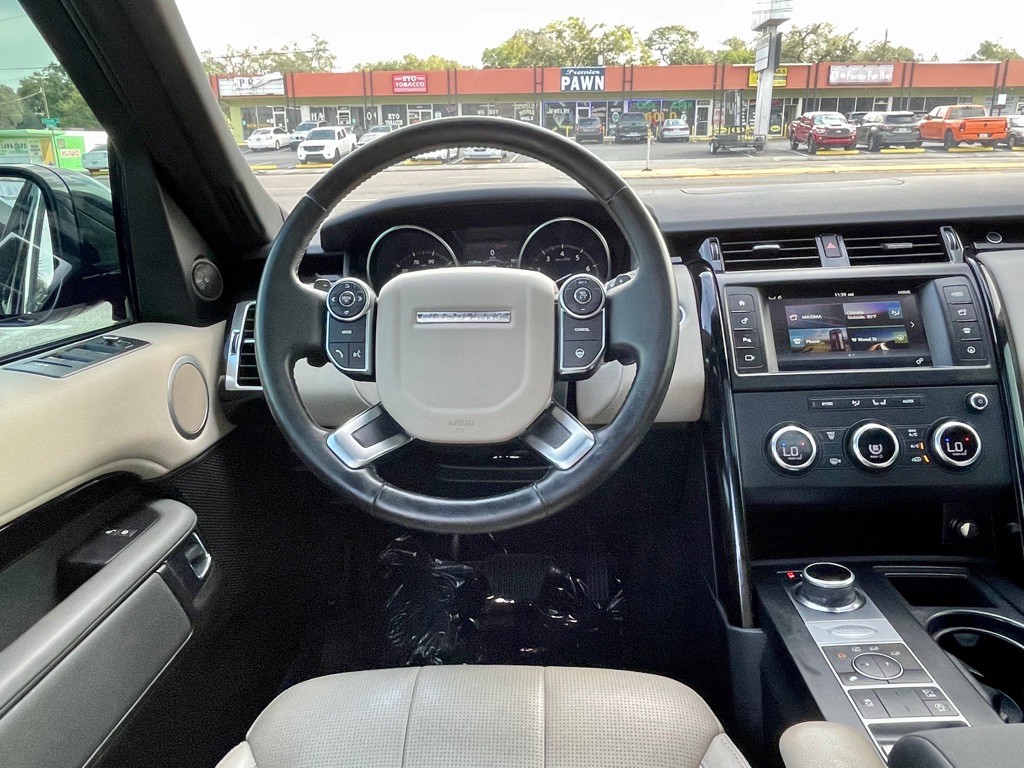 2017 Land Rover Discovery Image 32