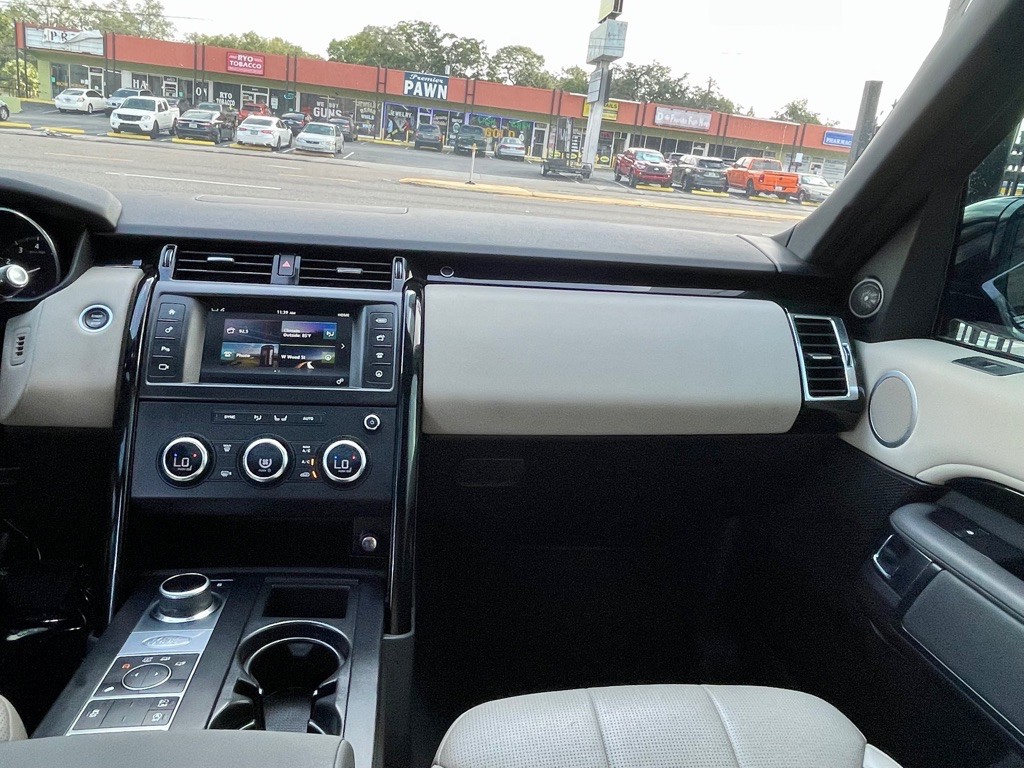 2017 Land Rover Discovery Image 33
