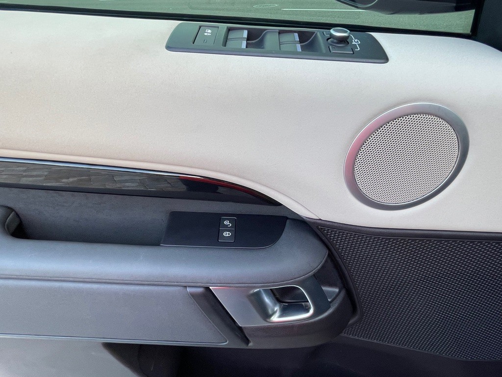 2017 Land Rover Discovery Image 34