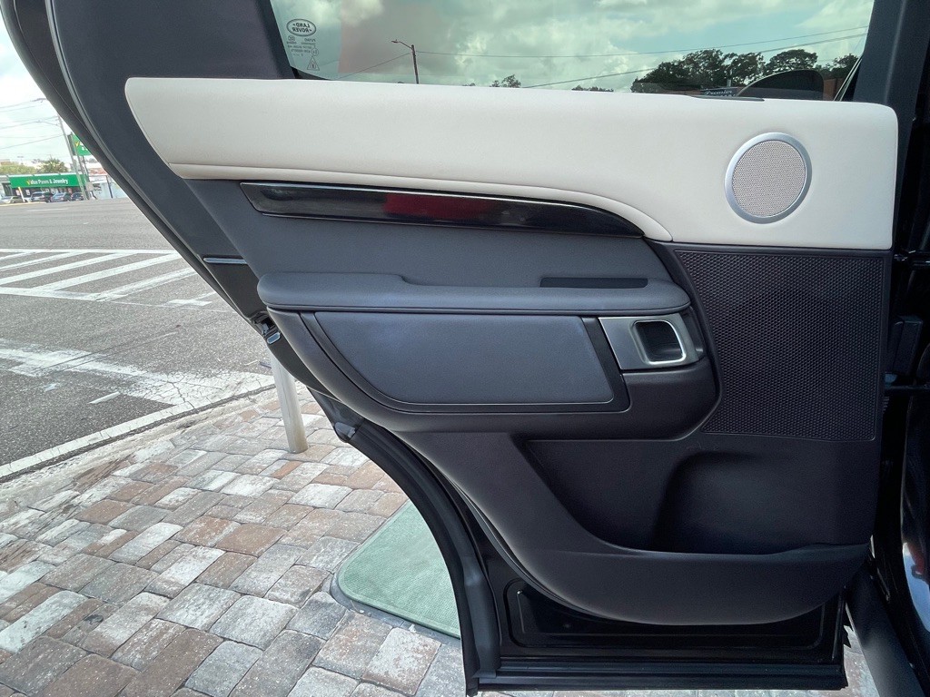 2017 Land Rover Discovery Image 35