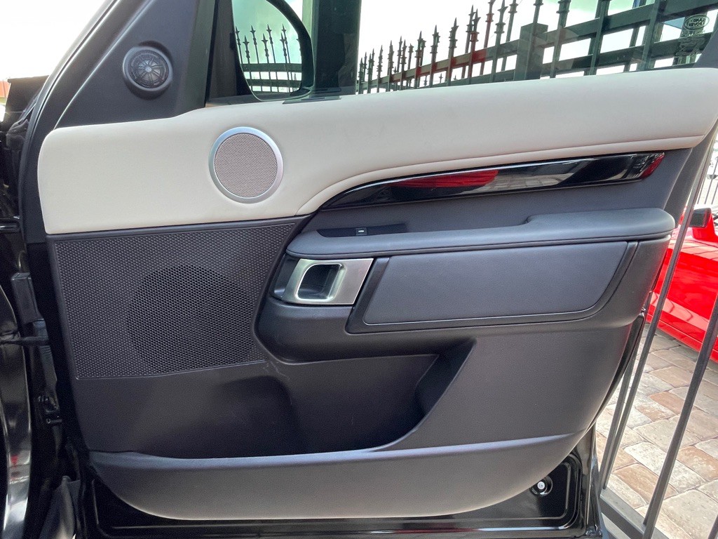2017 Land Rover Discovery Image 36