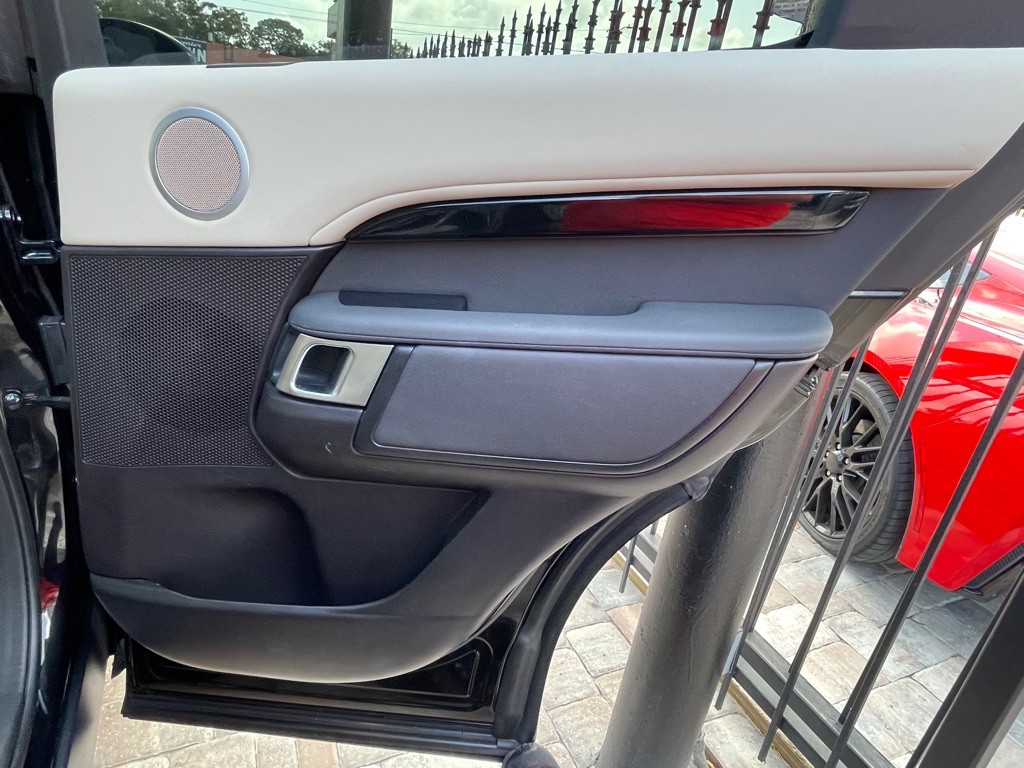 2017 Land Rover Discovery Image 38