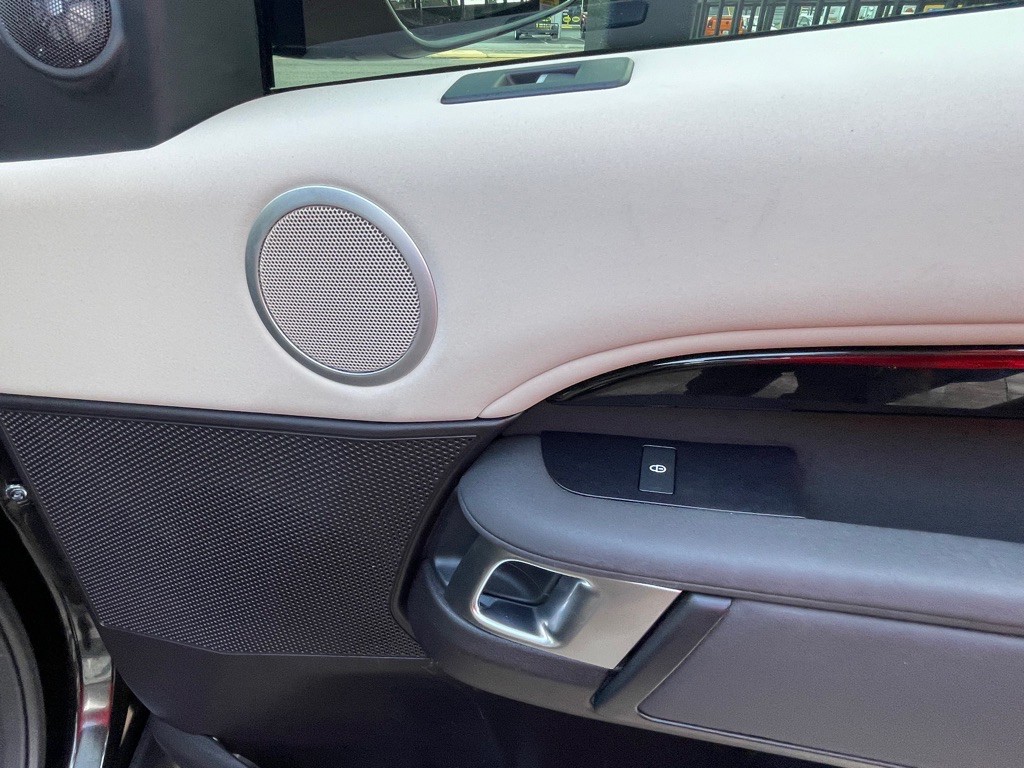 2017 Land Rover Discovery Image 39
