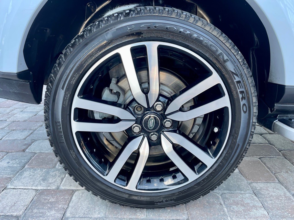 2016 Land Rover LR4 Image 11