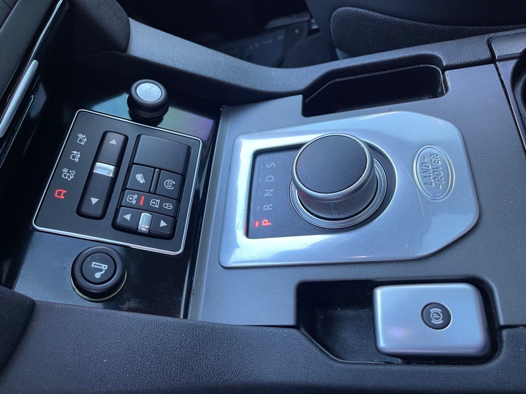 2016 Land Rover LR4 Image 17