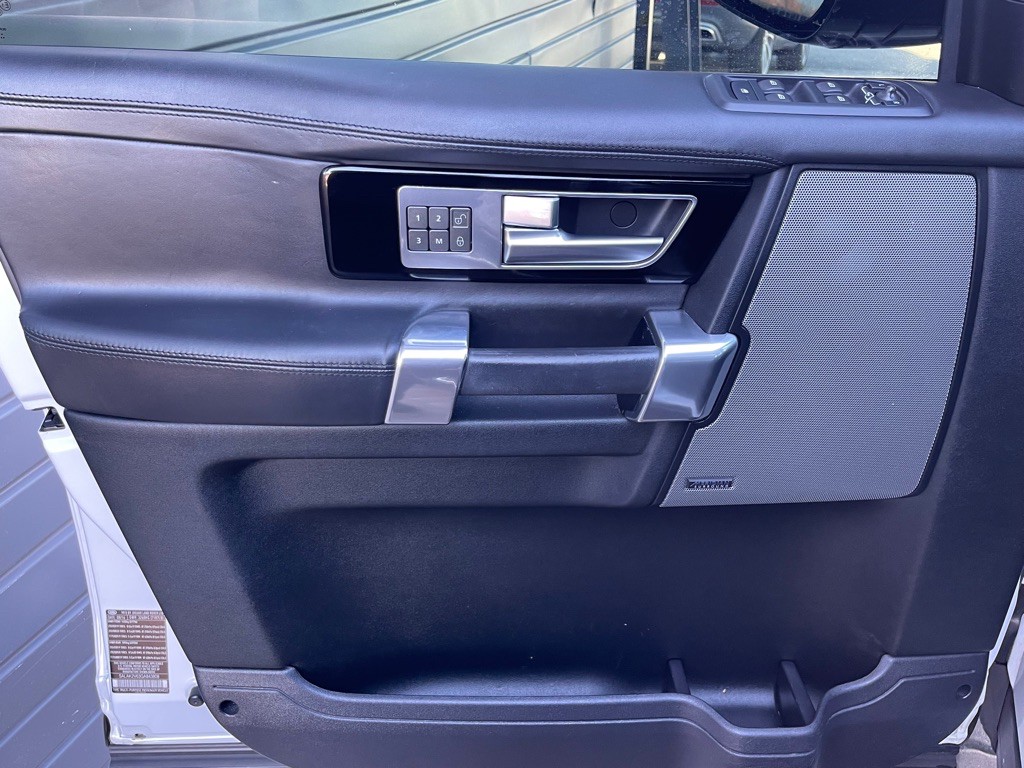 2016 Land Rover LR4 Image 26