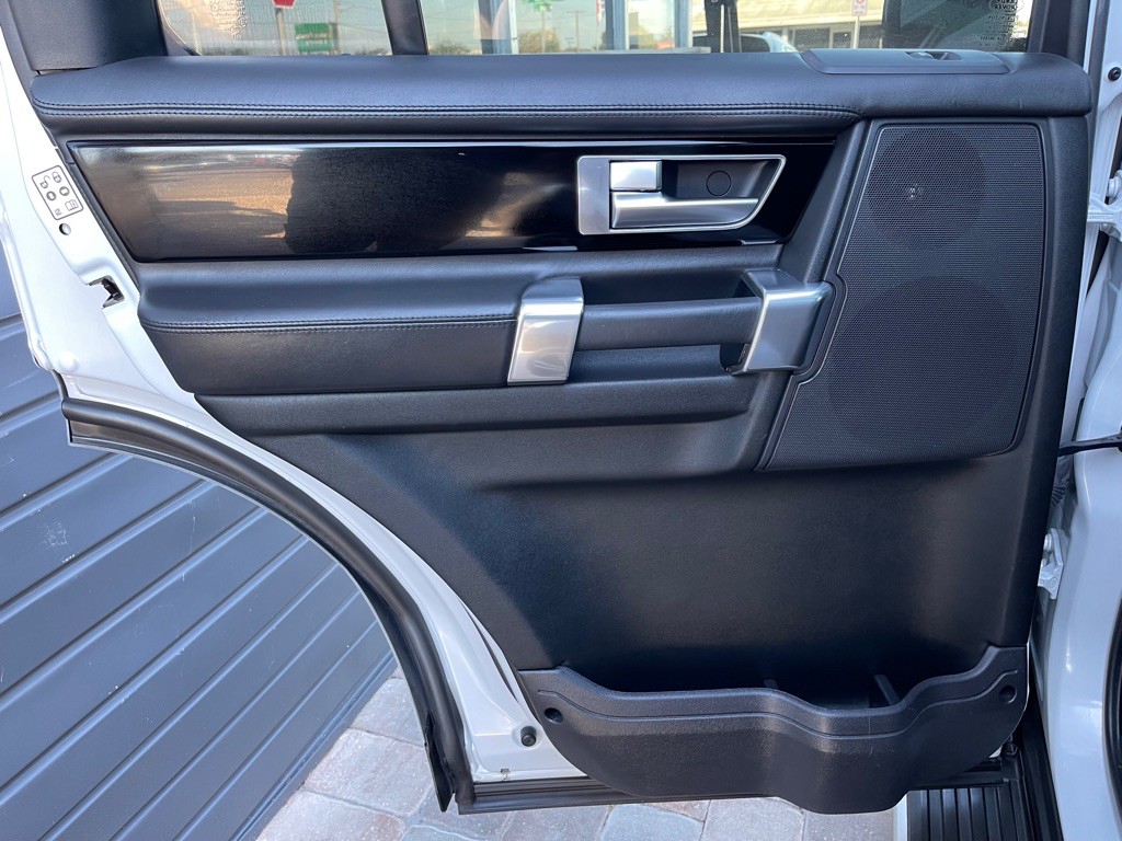 2016 Land Rover LR4 Image 33