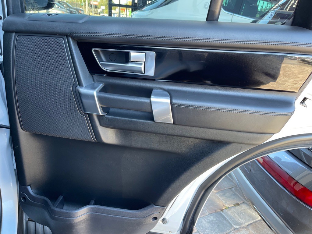 2016 Land Rover LR4 Image 35