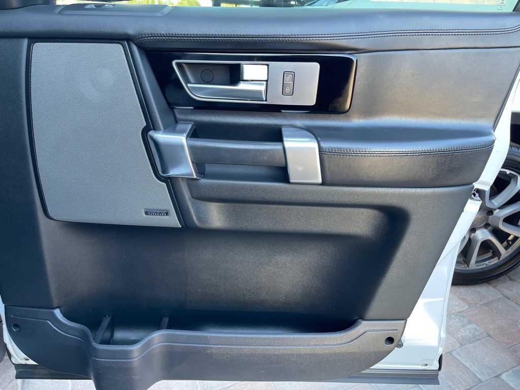 2016 Land Rover LR4 Image 39