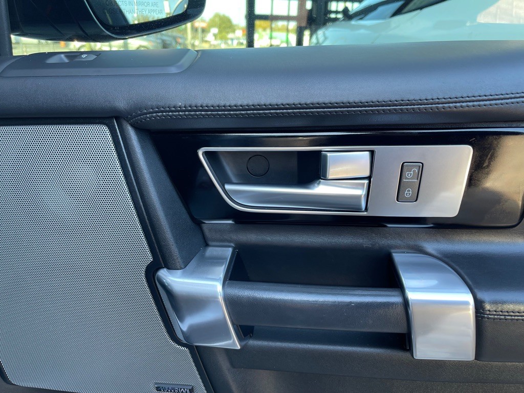2016 Land Rover LR4 Image 40