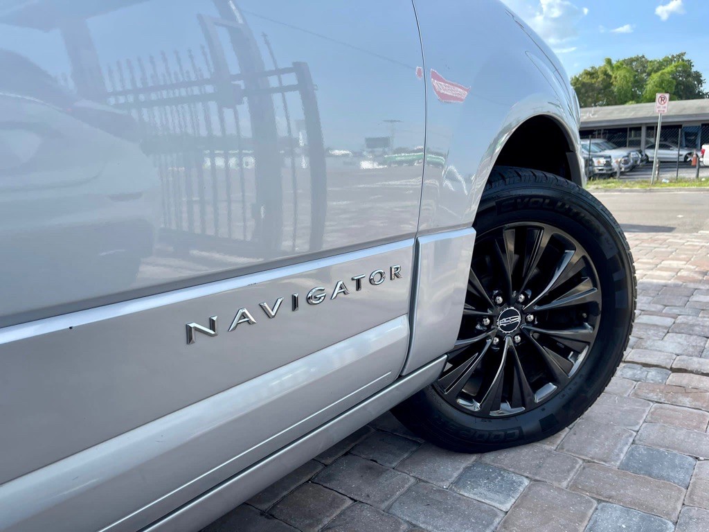 2015 Lincoln Navigator Image 12