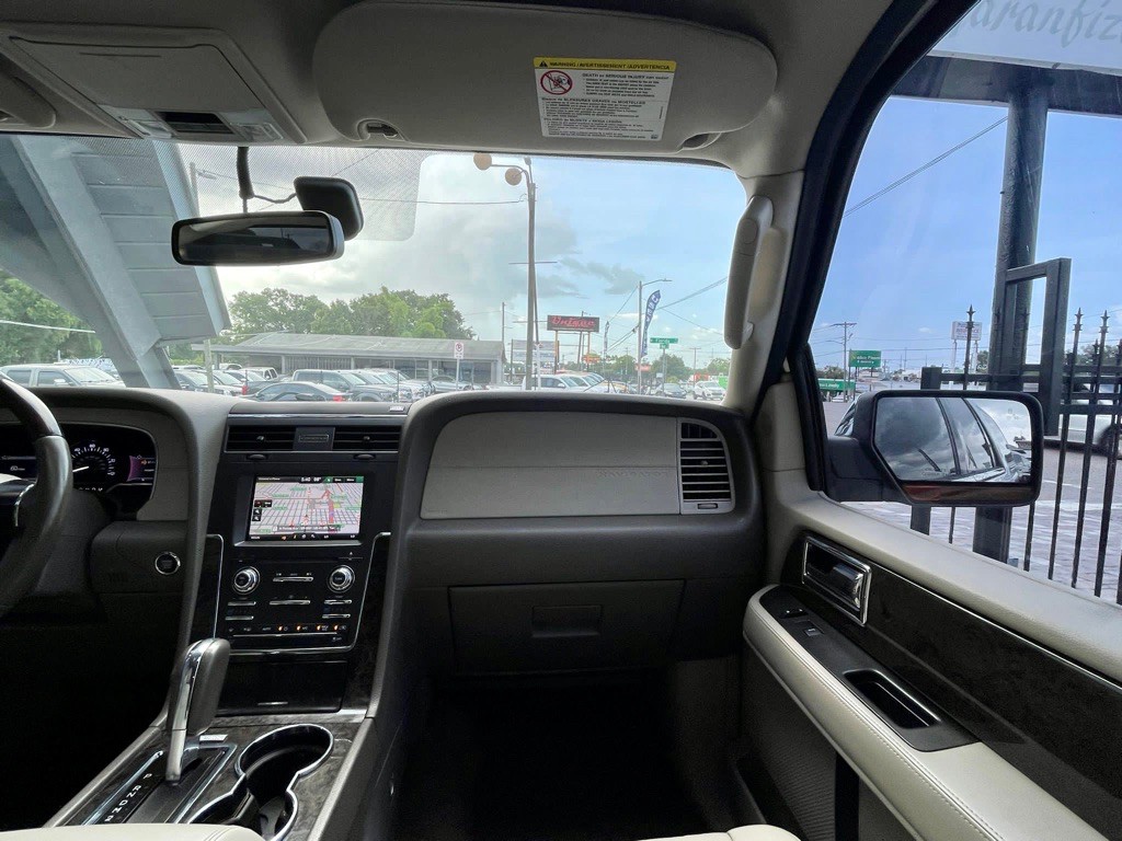 2015 Lincoln Navigator Image 31