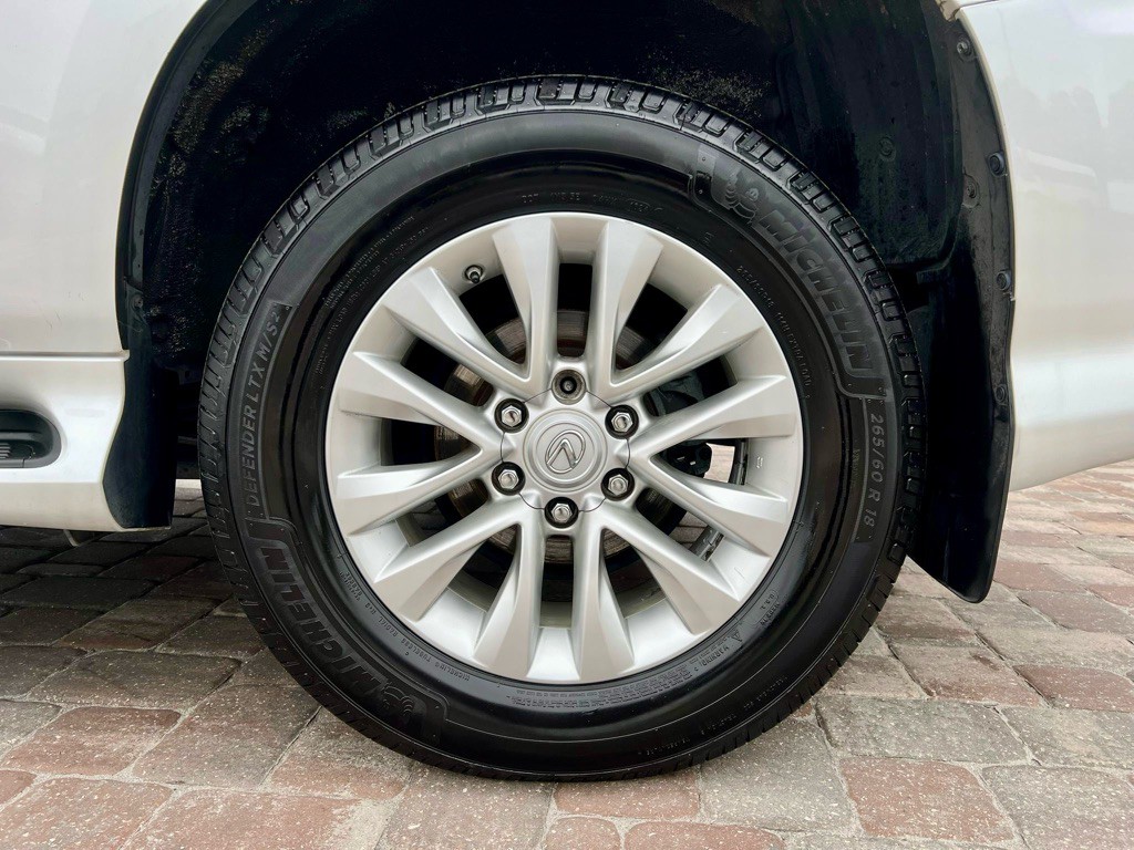 2017 Lexus GX Image 8