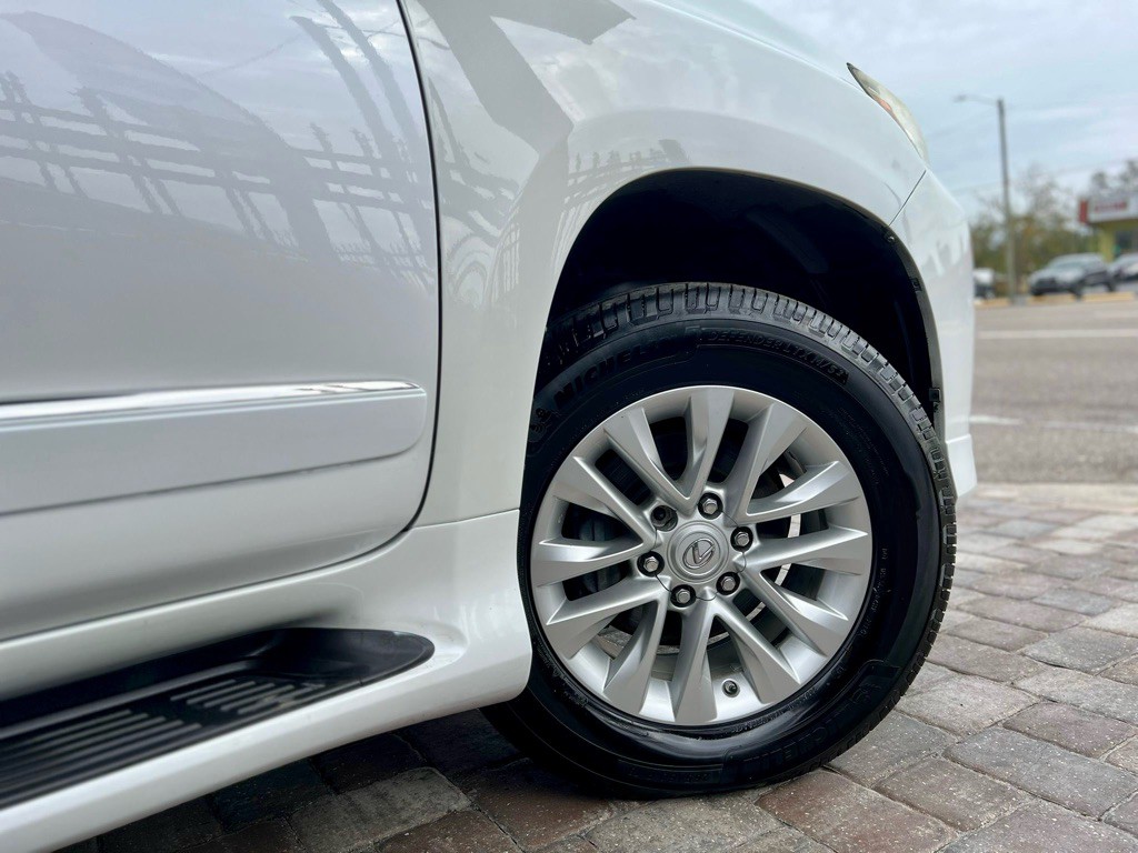 2017 Lexus GX Image 9