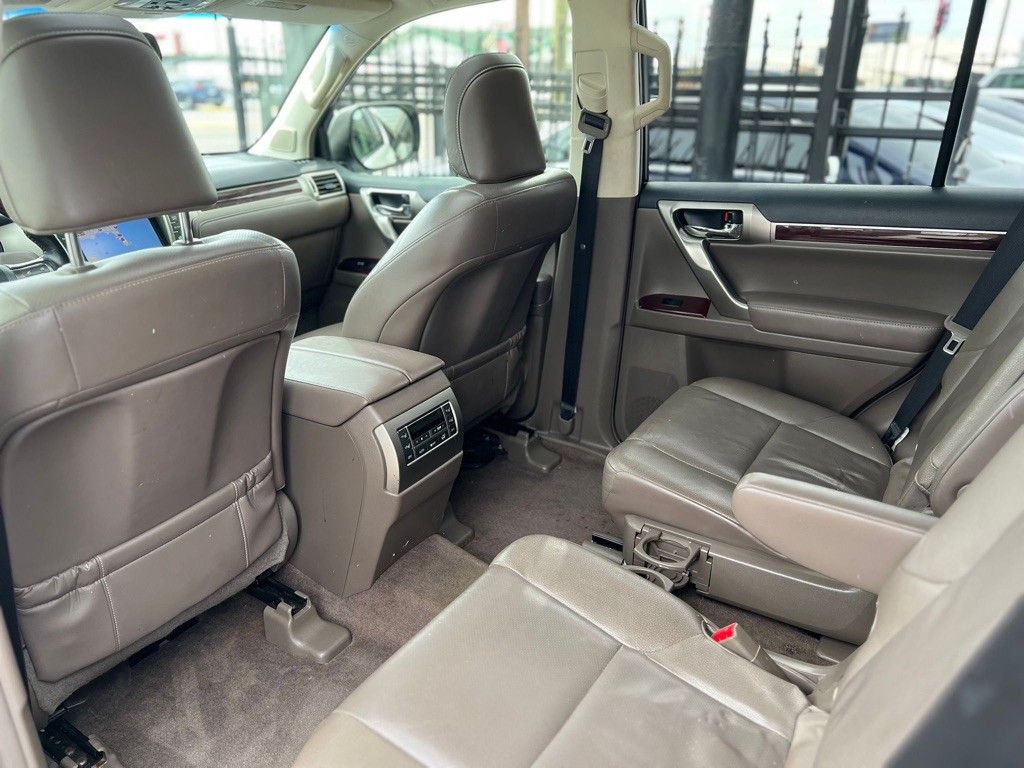 2017 Lexus GX Image 25