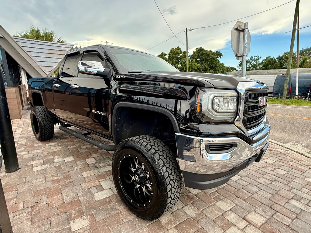 2017 GMC Sierra Image 2
