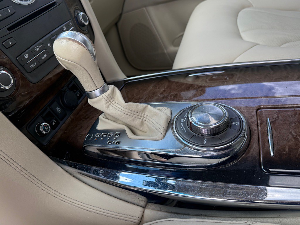 2012 INFINITI QX56 Image 25