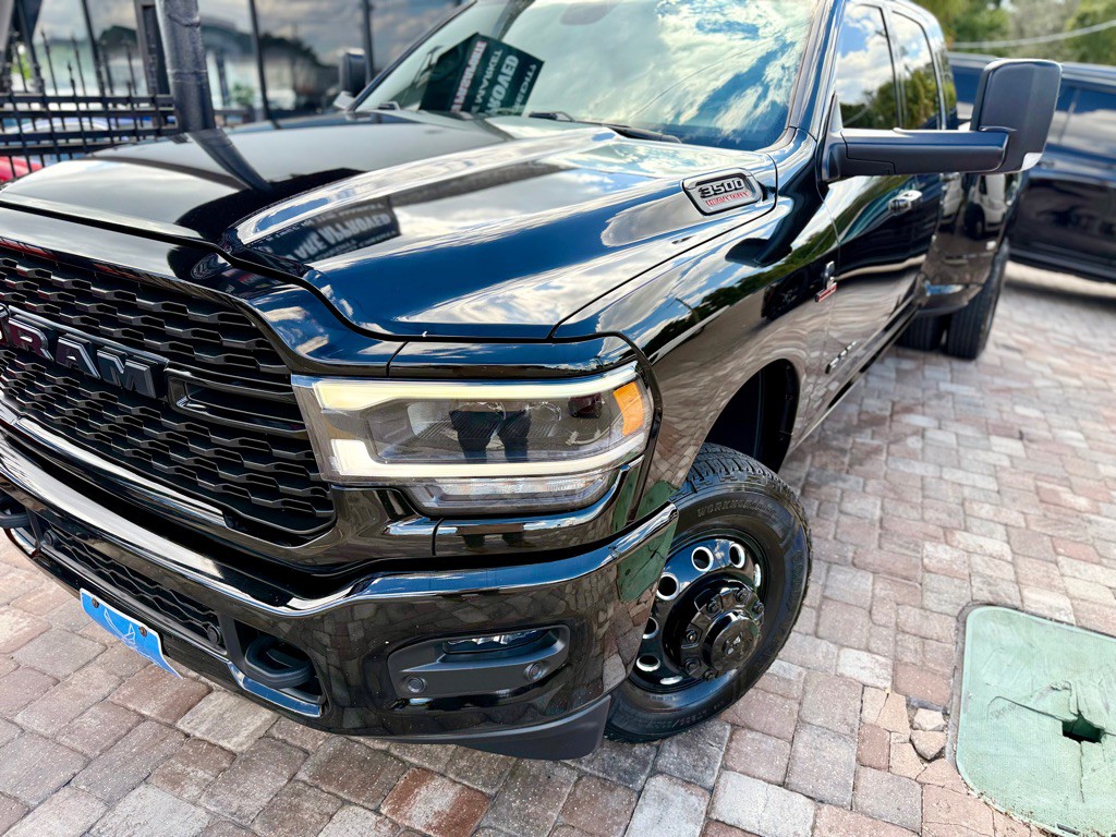 2022 RAM 3500 Image 32