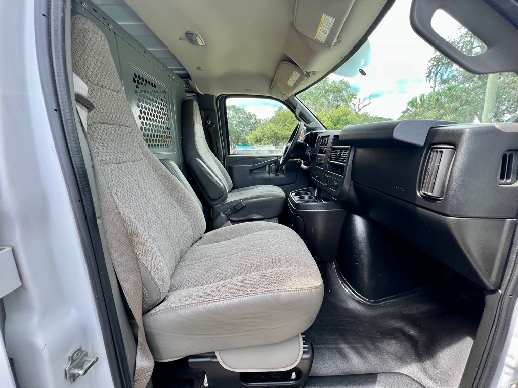 2017 GMC Savana Image 18