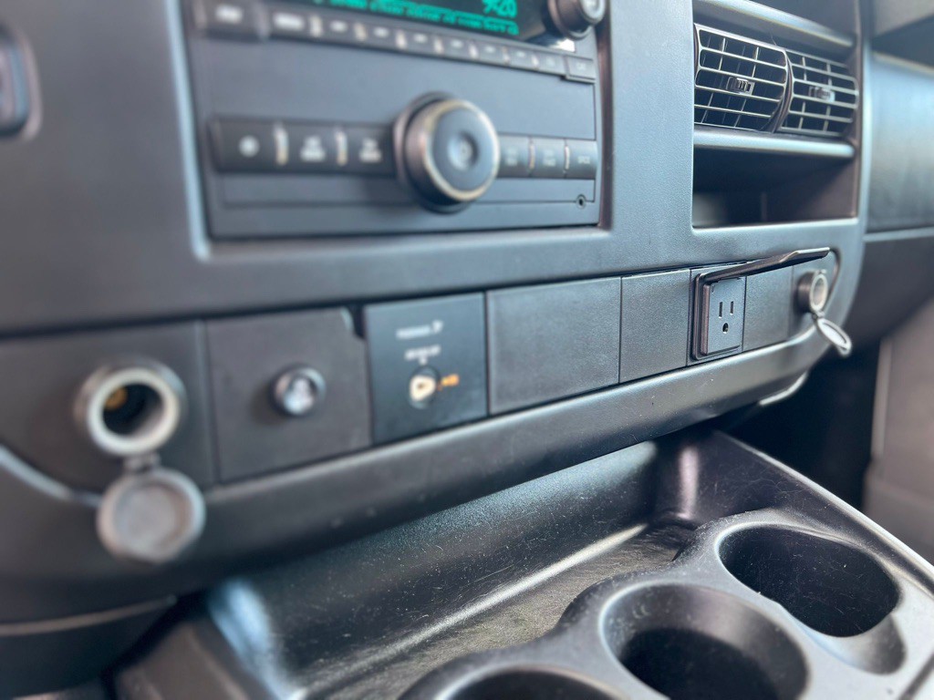 2017 GMC Savana Image 22