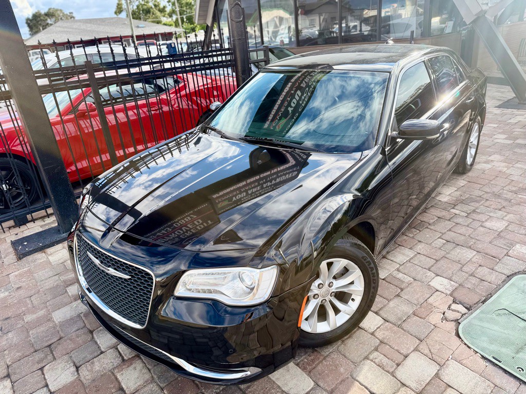 2015 Chrysler 300 Image 2