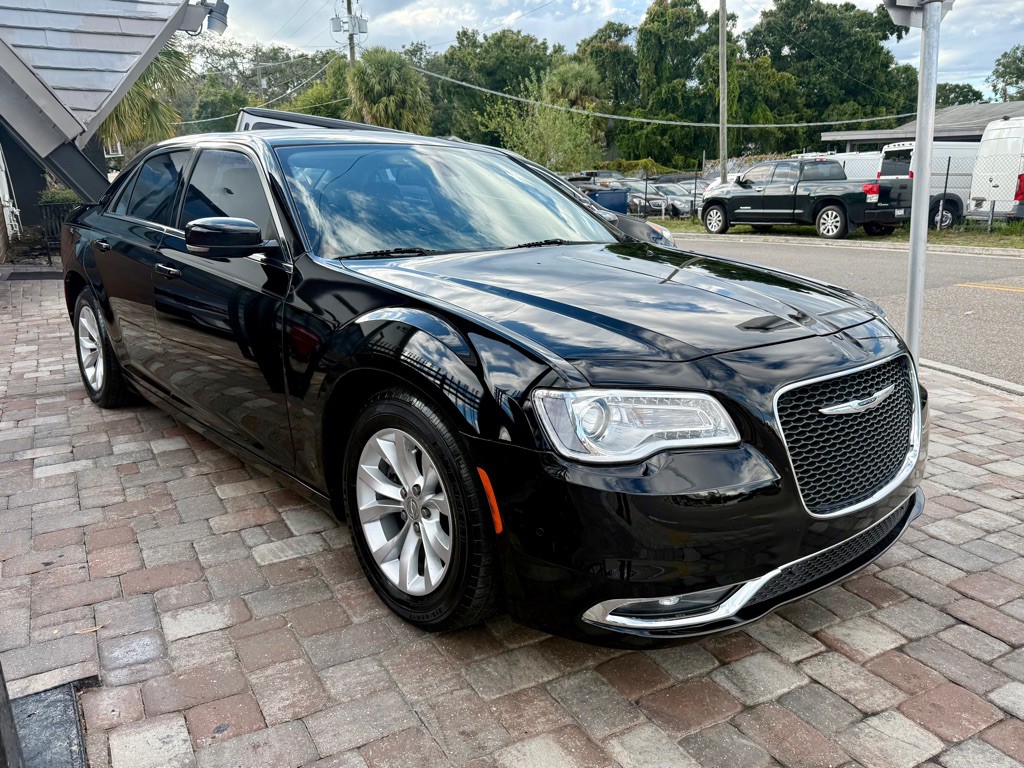 2015 Chrysler 300 Image 3