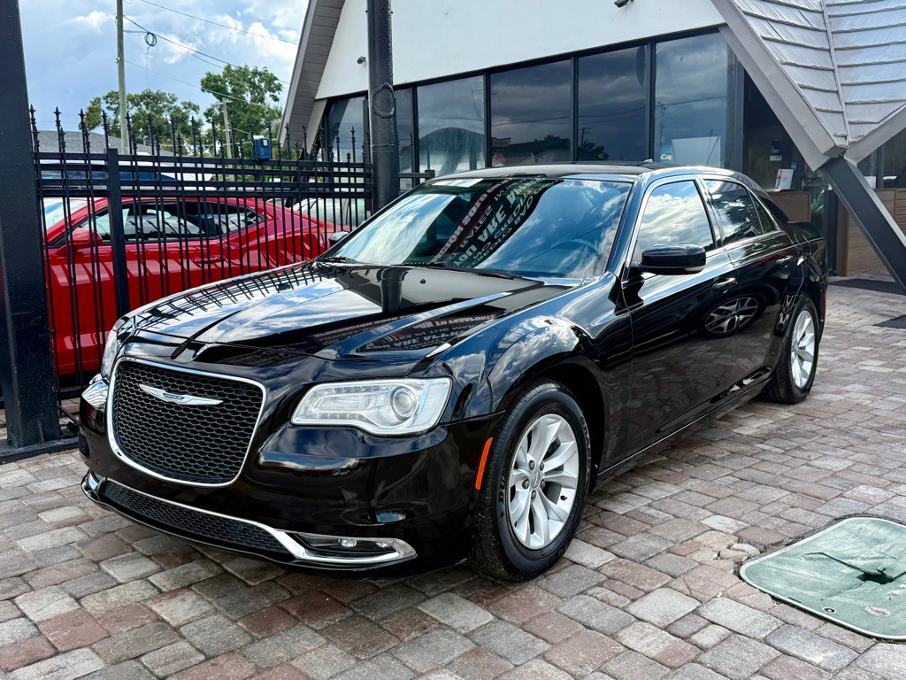 2015 Chrysler 300 Image 5
