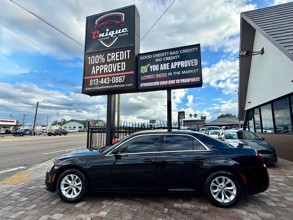 2015 Chrysler 300 Image 6