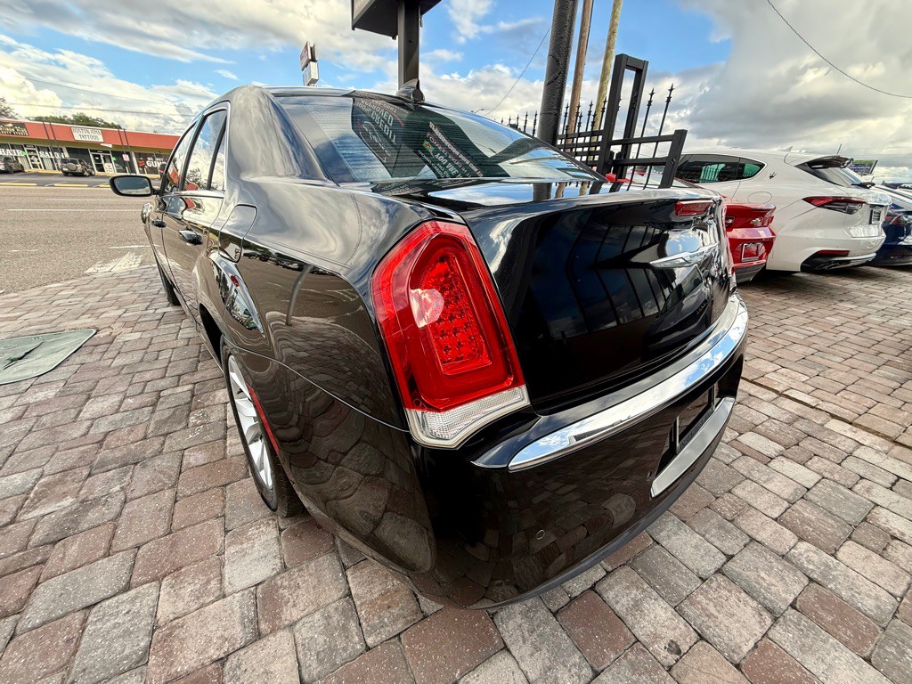 2015 Chrysler 300 Image 7