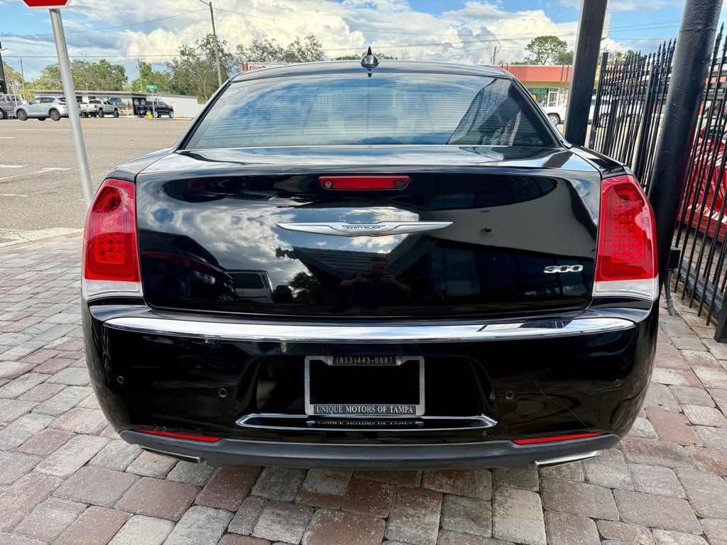 2015 Chrysler 300 Image 8