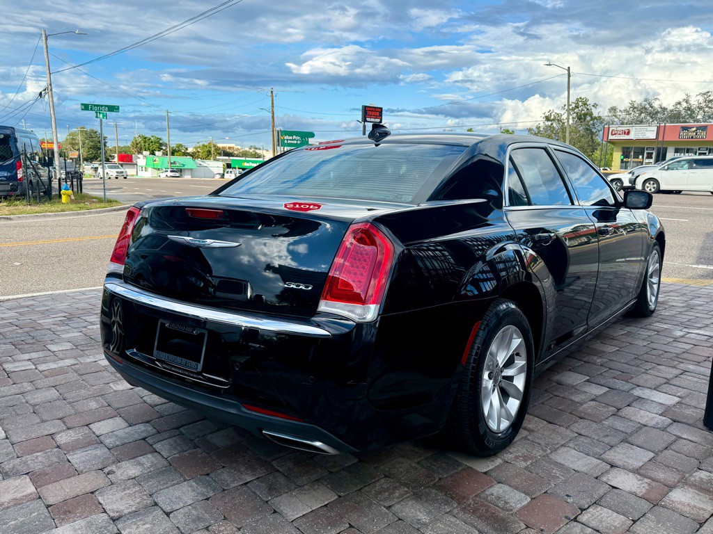 2015 Chrysler 300 Image 9