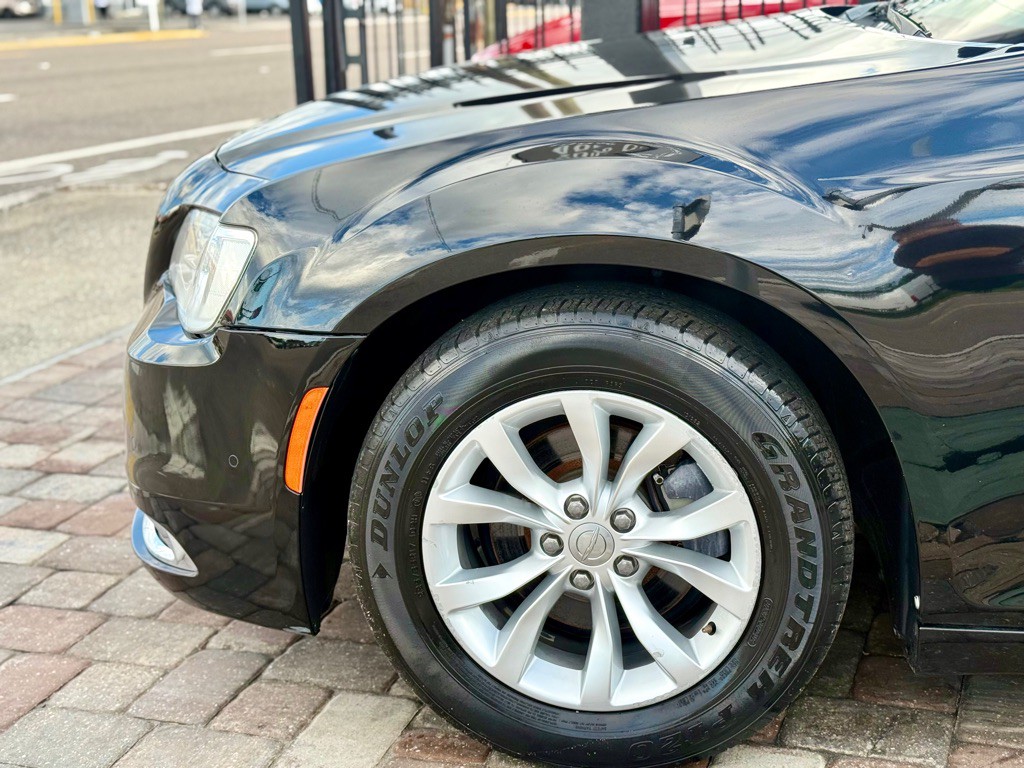 2015 Chrysler 300 Image 10