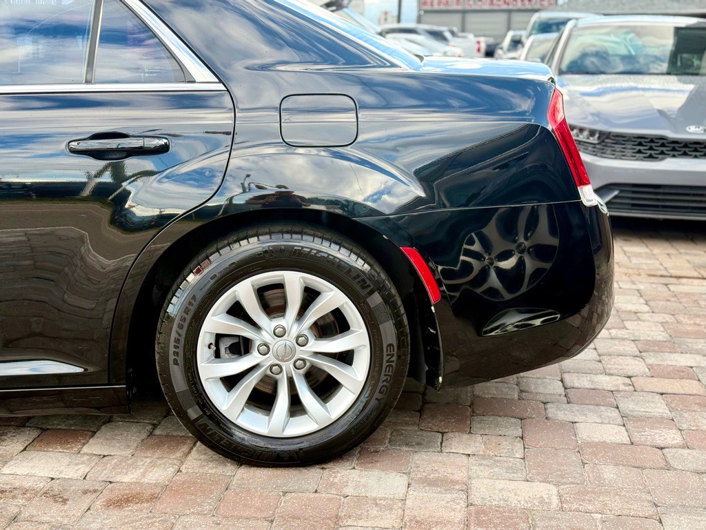 2015 Chrysler 300 Image 11
