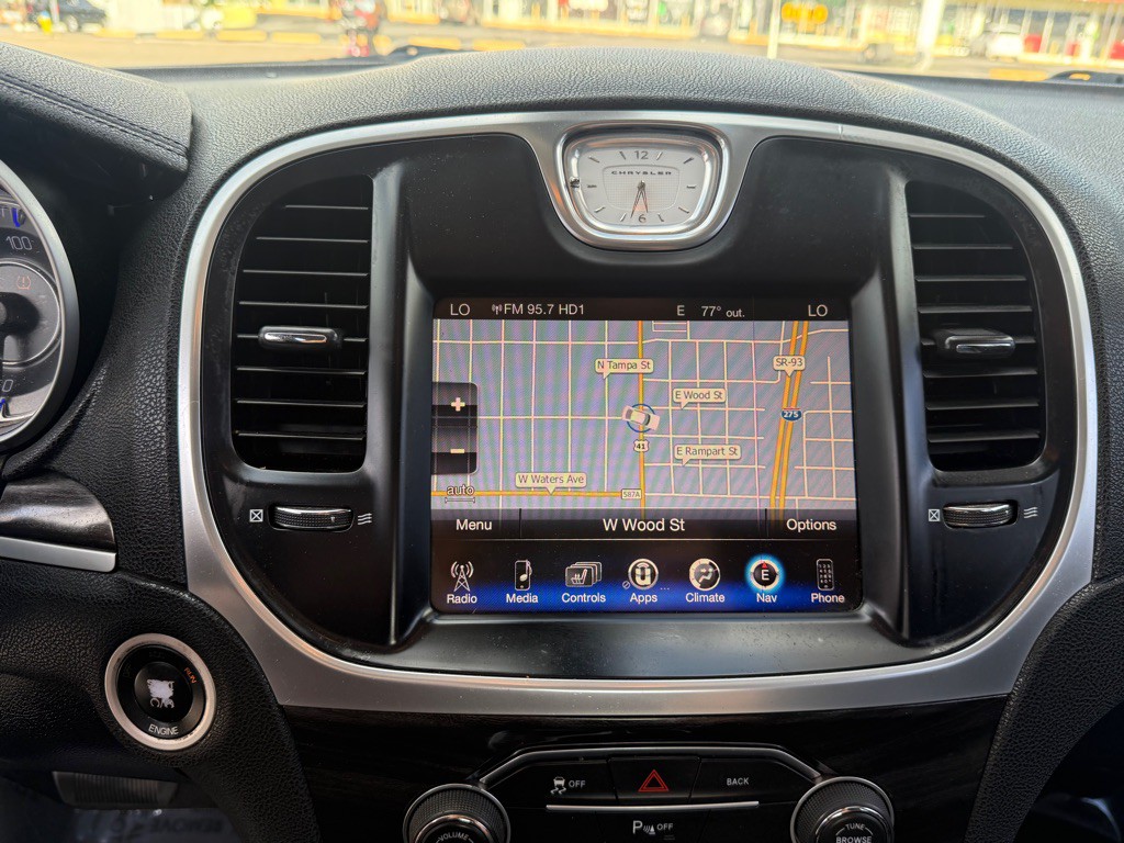 2015 Chrysler 300 Image 15