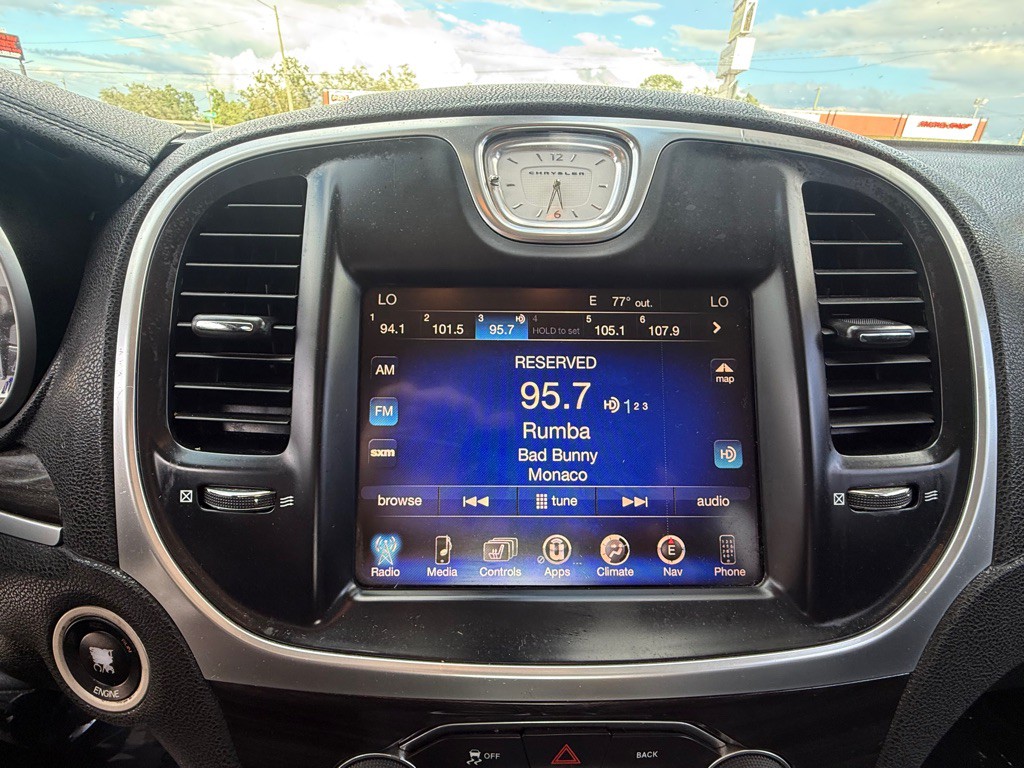 2015 Chrysler 300 Image 16