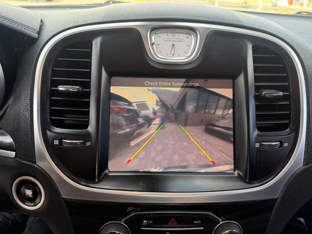 2015 Chrysler 300 Image 17