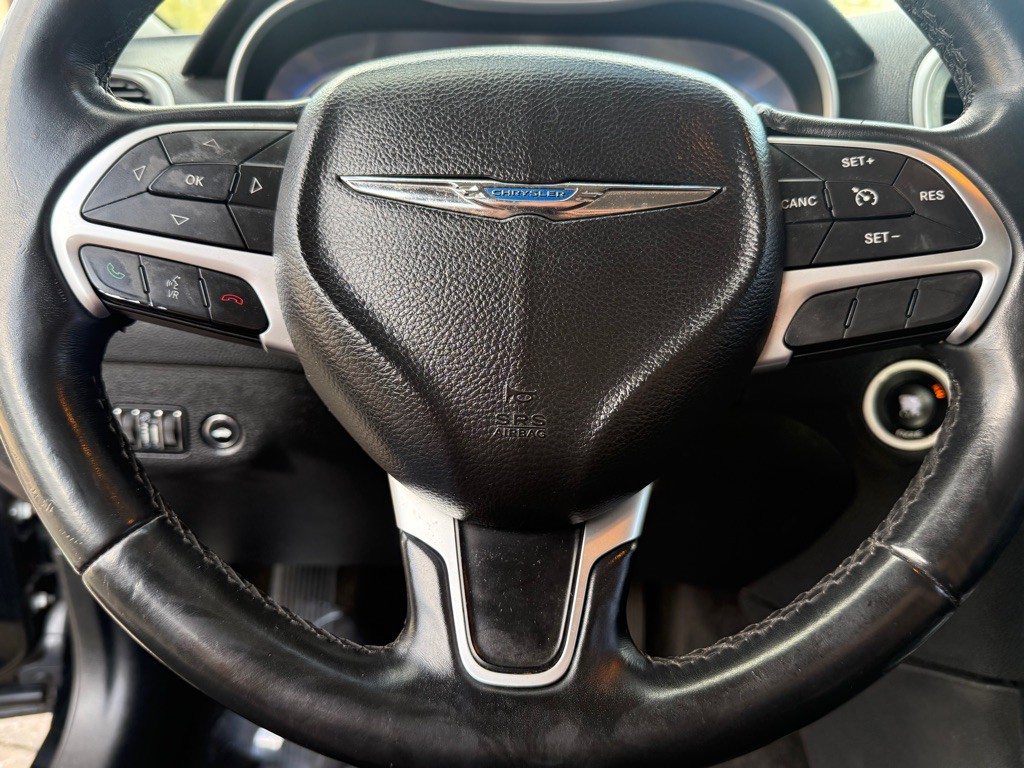 2015 Chrysler 300 Image 18