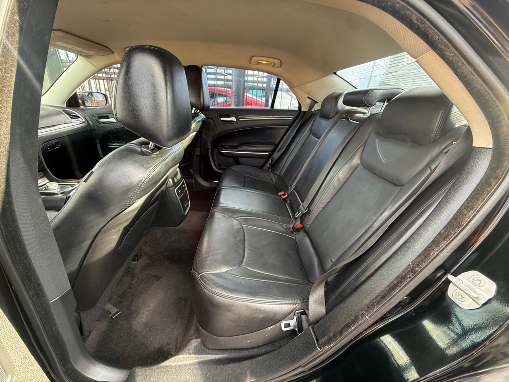 2015 Chrysler 300 Image 19