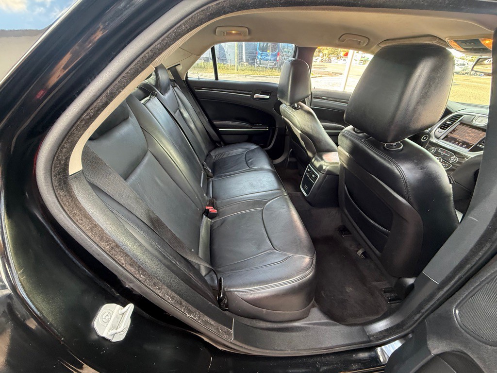2015 Chrysler 300 Image 20